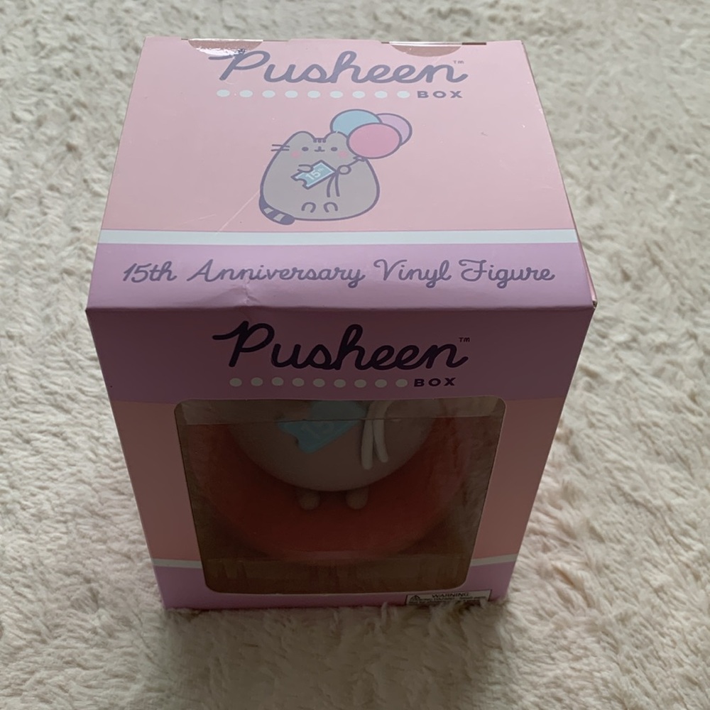 15th Anniversary Pusheen Vinyl Figure Pusheen Box Exclusive - Picture 4 of 6